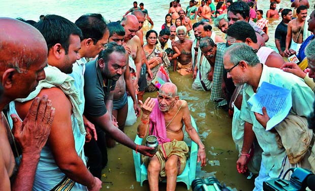 Noted astrologer Madhura Krishna Murthy Sastry takes a dip in the Godavari at Rajahmundry on Sunday to commence the Pushkarams as per his theory. (Photo: DC) Noted astrologer Madhura Krishna Murthy Sastry takes a dip in the Godavari at Rajahmundry on Sunday to commence the Pushkarams as per his theory. (Photo: DC)